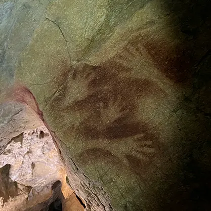 Manos pintadas en la antigüedad pintadas en una cueva