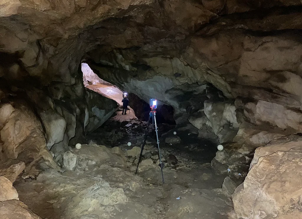 Trabajo de gim geomatics con Láser escáner 3D en el interior de una cueva